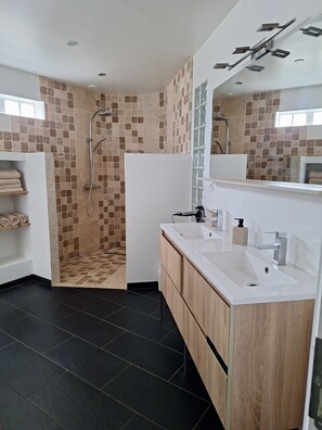 Bathroom - Vrbo Property (Avranches)