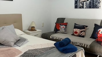 Een strijkplank/strijkijzer, wifi, beddengoed