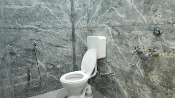 Shower, handuk, sabun, dan sampo
