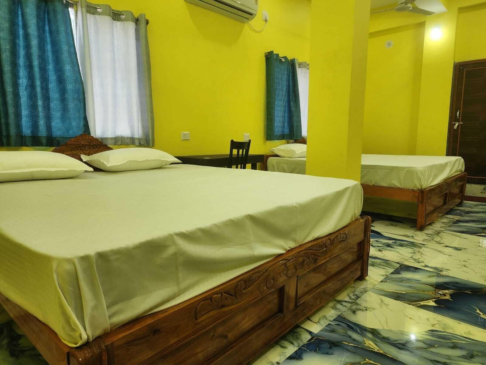 Family Room | Desk, free WiFi