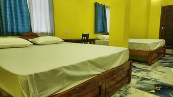 Family Room | Desk, free WiFi