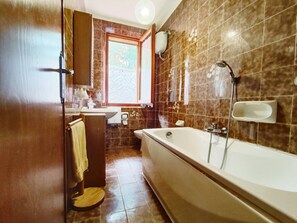 Shower - Holiday Home 'Maya' with Mountain View, Private Terrace and Garden (La Pila)