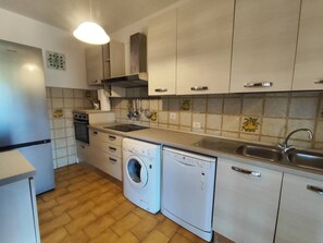 Fridge, oven, stovetop, dishwasher - Holiday Home 'Maya' with Mountain View, Private Terrace and Garden (La Pila)