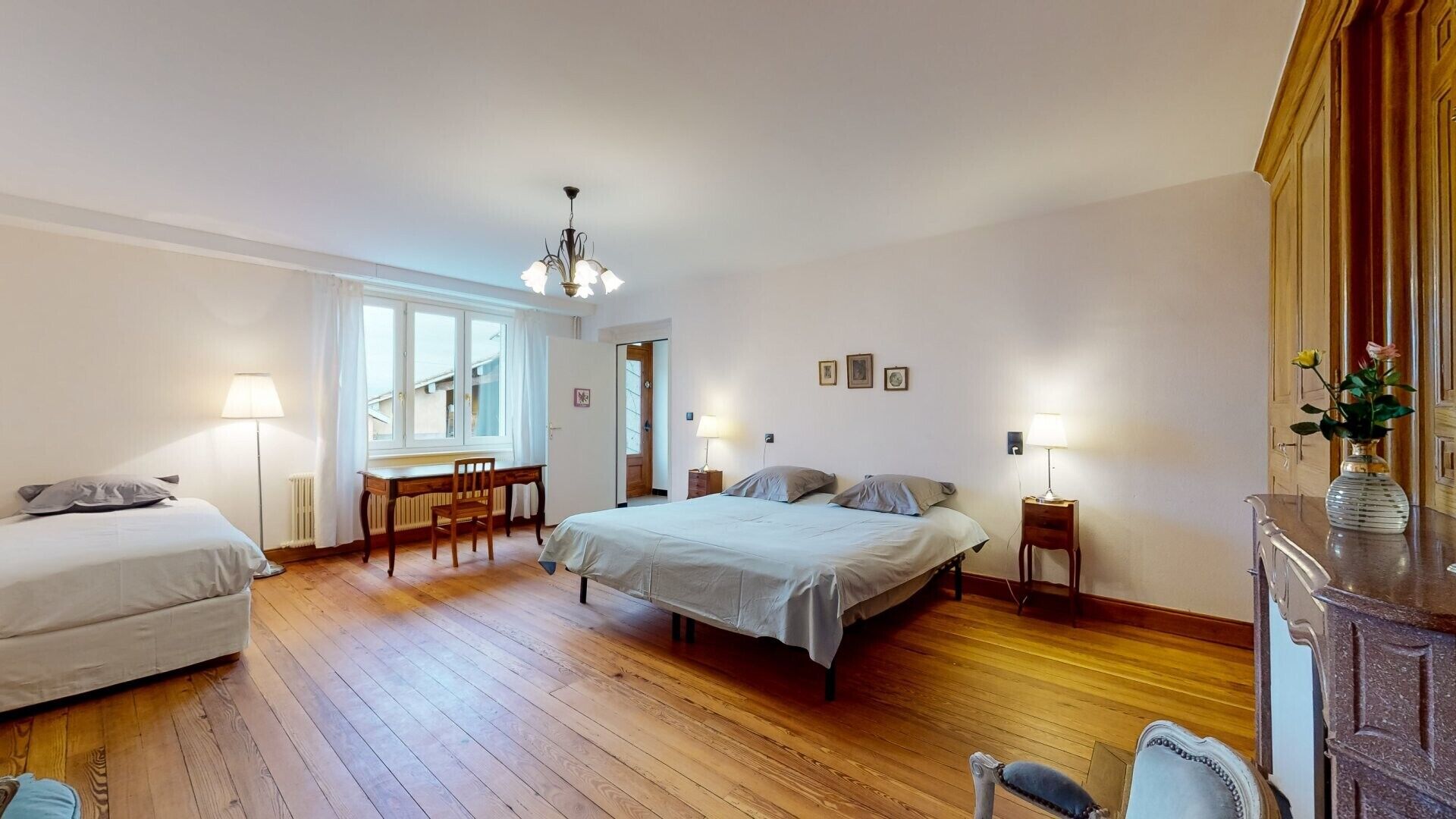 Tabla de planchar con plancha, wifi y ropa de cama 