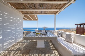 Outdoor dining - Holiday Home 'Kristina' with Sea View, Private Terrace and Air Conditioning (Serifos)