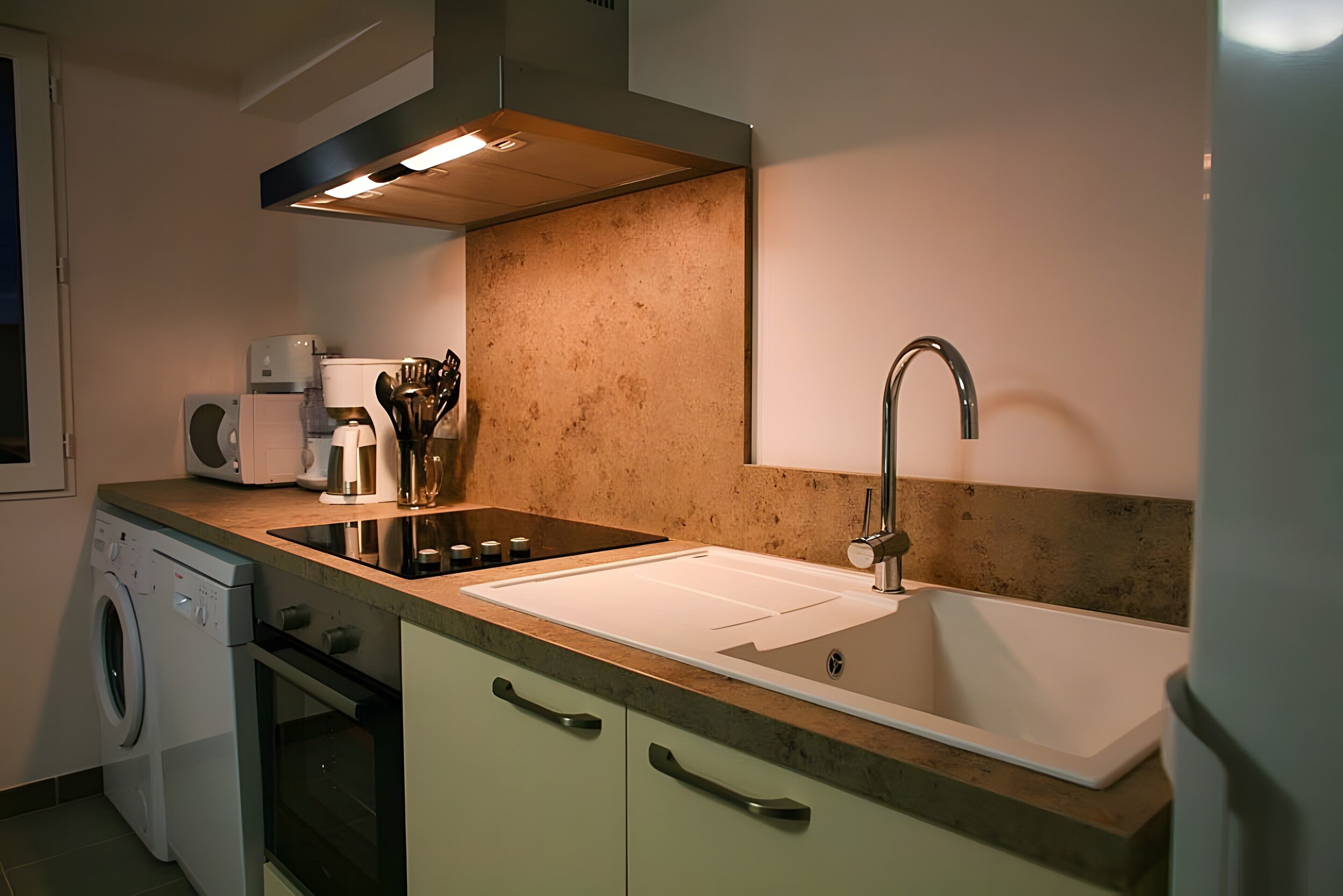 Kühlschrank, Mikrowelle, Ofen, Herdplatte