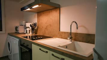 Kühlschrank, Mikrowelle, Ofen, Herdplatte