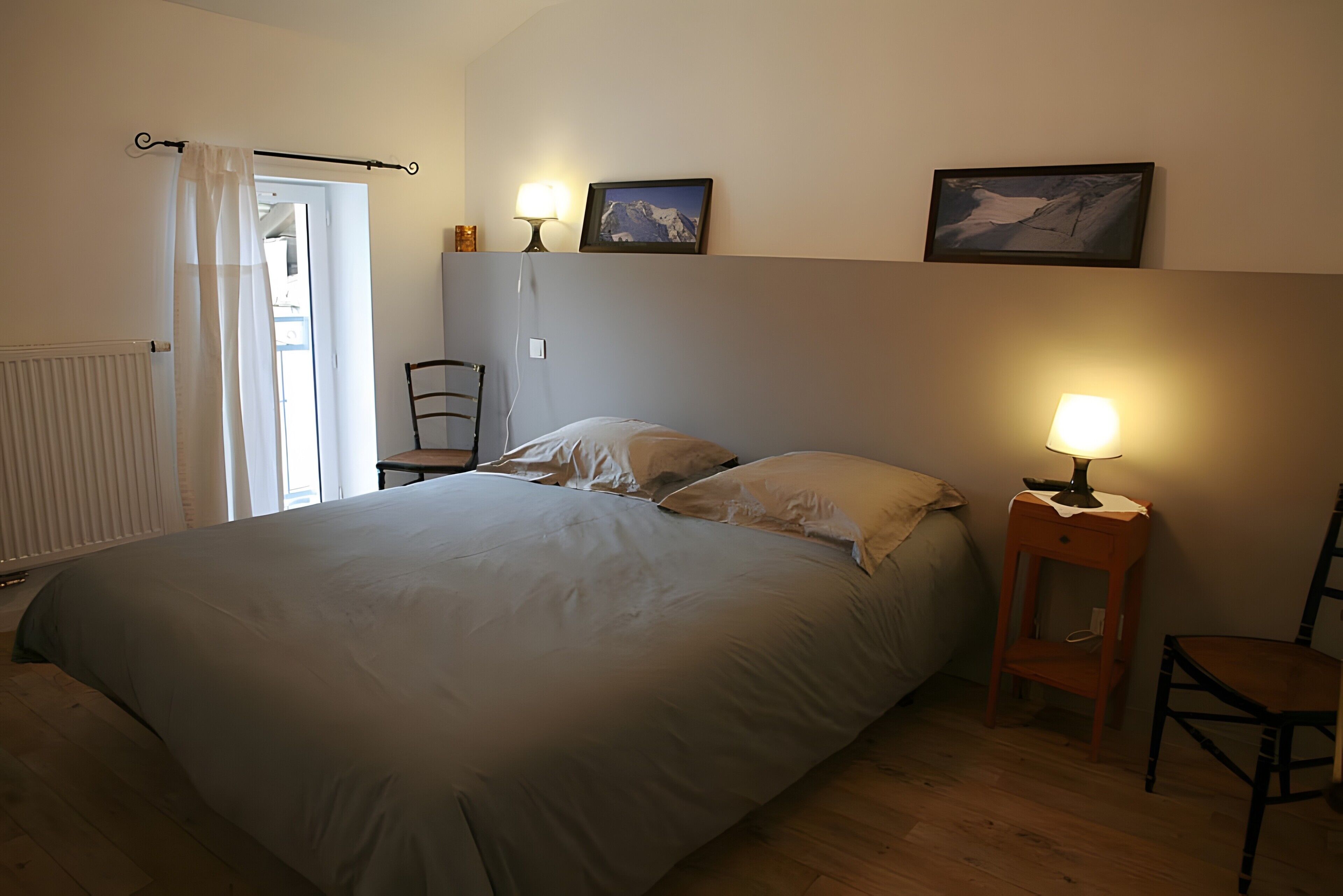 Tabla de planchar con plancha, wifi y ropa de cama 