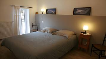 Tabla de planchar con plancha, wifi y ropa de cama