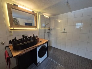 Shower, hair dryer, towels - Historic Meets Modern: Vacation Apartment in the Heart of the Black Forest (Feldberg (Schwarzwald))
