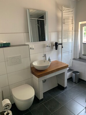 Bathroom - Vrbo Property (Sprakensehl)