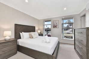 3 bedrooms, iron/ironing board, WiFi, bed sheets - Hunter Hideaway | Spa & Games Room (Cessnock)