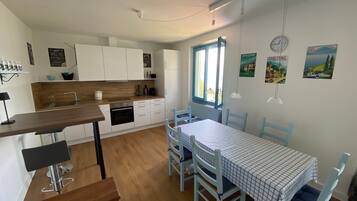 Fridge, oven, stovetop, dishwasher