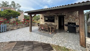 A stone building with a pergola, outdoor seating, and a grill area. - Chez Polo - House with swimming pool in Vallon-Pont-d'Arc (Vallon-Pont-d'Arc)