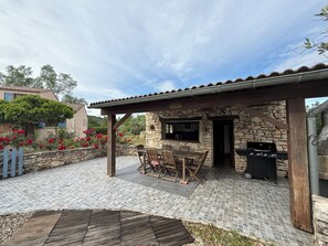 A stone building with a pergola, outdoor seating, and a grill area. - Chez Polo - House with swimming pool in Vallon-Pont-d'Arc (Vallon-Pont-d'Arc)