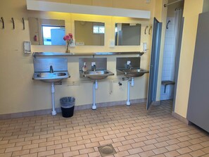 Bidet, towels, soap, toilet paper - Vrbo Property (Helsingborg)