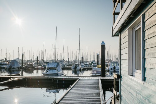 Houseboat Emmas meerZeit, super roof terrace, parking lot and private harbor beach