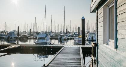 Houseboat Emmas meerZeit, super roof terrace, parking lot and private harbor beach
