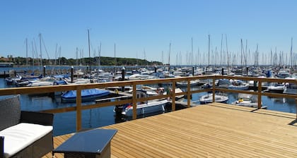 Hausboot Emmas meerZeit, super Dachterrasse, Parkplatz und Hafen-Privatstrand