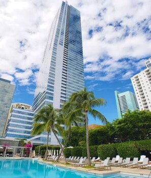 Pool - Luxurious 1 BR Suite in Miami with Free Parking (Miami)