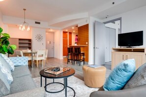 Living area - Luxurious 1 BR Suite in Miami with Free Parking (Miami)