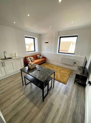 Un appartement moderne comprenant une cuisine, un coin repas et un canapé.
