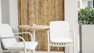 Deluxe Double Room with Balcony and Pool View | Terrasse/Patio