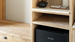 A wooden shelving unit with kitchenware, a kettle, and a coffee maker. - Seagonia (Aktio-Vonitsa)