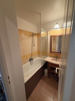 Secadora de cabello, toallas, papel de baño 