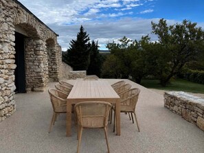 Outdoor dining - Charming house in Drôme provençale - Ventoux view - 10 min from Grignan (Salles-sous-Bois)