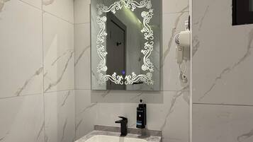 Apartment, 1 Bedroom, Accessible, Smoking | Bathroom