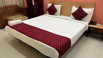 Desk, laptop workspace, iron/ironing board, free WiFi