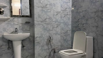 Kamar Double Deluks, pemandangan kota | Kamar mandi | Shower, perlengkapan mandi gratis, sandal, dan handuk