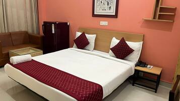 Deluxe Double Room, City View | Meja, ruang kerja komputer riba, seterika/papan seterika, Wi-fi percuma