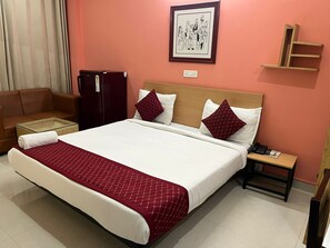Habitación doble Deluxe, vista a la ciudad | Escritorio y espacio para trabajar con laptop 