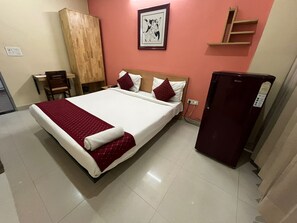 Habitación doble Deluxe, vista a la ciudad | Escritorio y espacio para trabajar con laptop 
