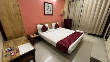 Deluxe Double Room, City View | Meja, ruang kerja komputer riba, seterika/papan seterika, Wi-fi percuma