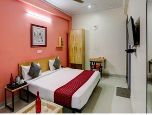Habitación doble Deluxe, vista a la ciudad | Escritorio y espacio para trabajar con laptop 