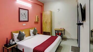 Deluxe Double Room, City View | Meja, ruang kerja komputer riba, seterika/papan seterika, Wi-fi percuma