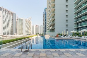 2 piscinas al aire libre, sombrillas, sillones reclinables de piscina