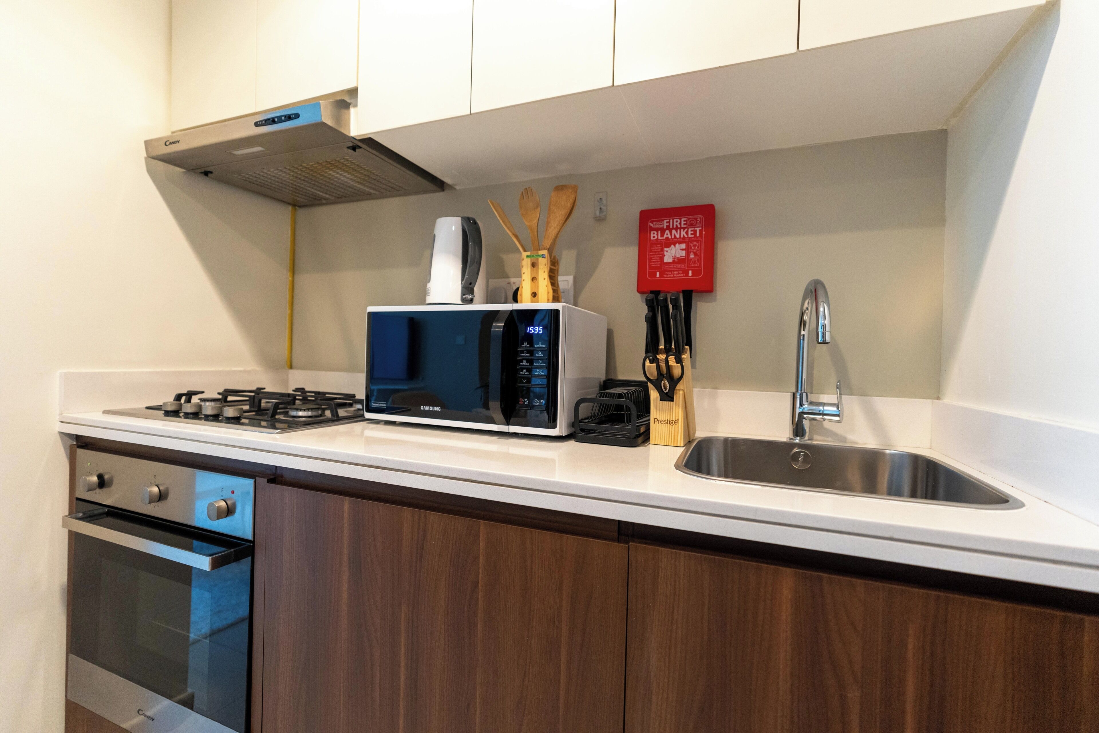 Apartamento urbano, 1 quarto, vista para a cidade | Cozinha privada | Geladeira grande, micro-ondas, fogão, cooktop