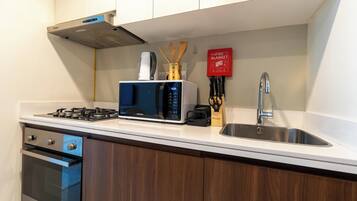 Apartamento urbano, 1 quarto, vista para a cidade | Cozinha privada | Geladeira grande, micro-ondas, fogão, cooktop