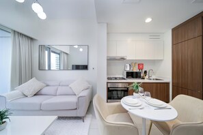 Apartamento urbano, 1 quarto, vista para a cidade | Sala de jantar