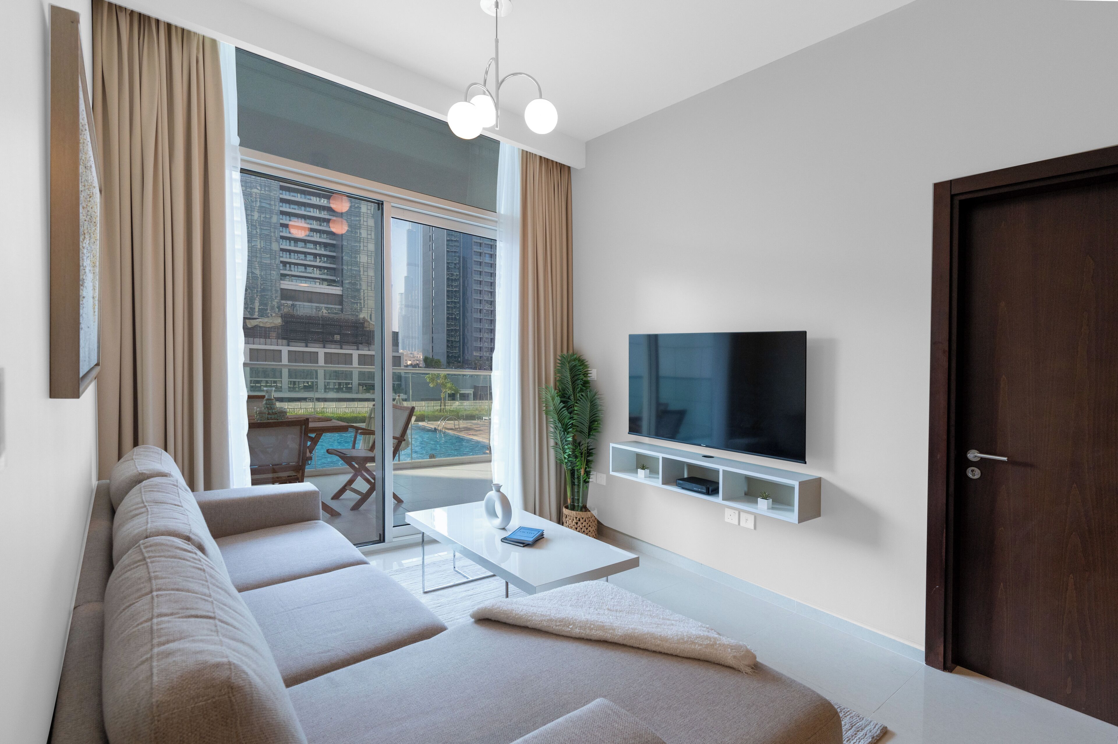 Apartamento empresarial, 2 quartos, vista para a piscina | Área de estar | Smart TV 55 polegadas com canais via satélite, Netflix, Hulu