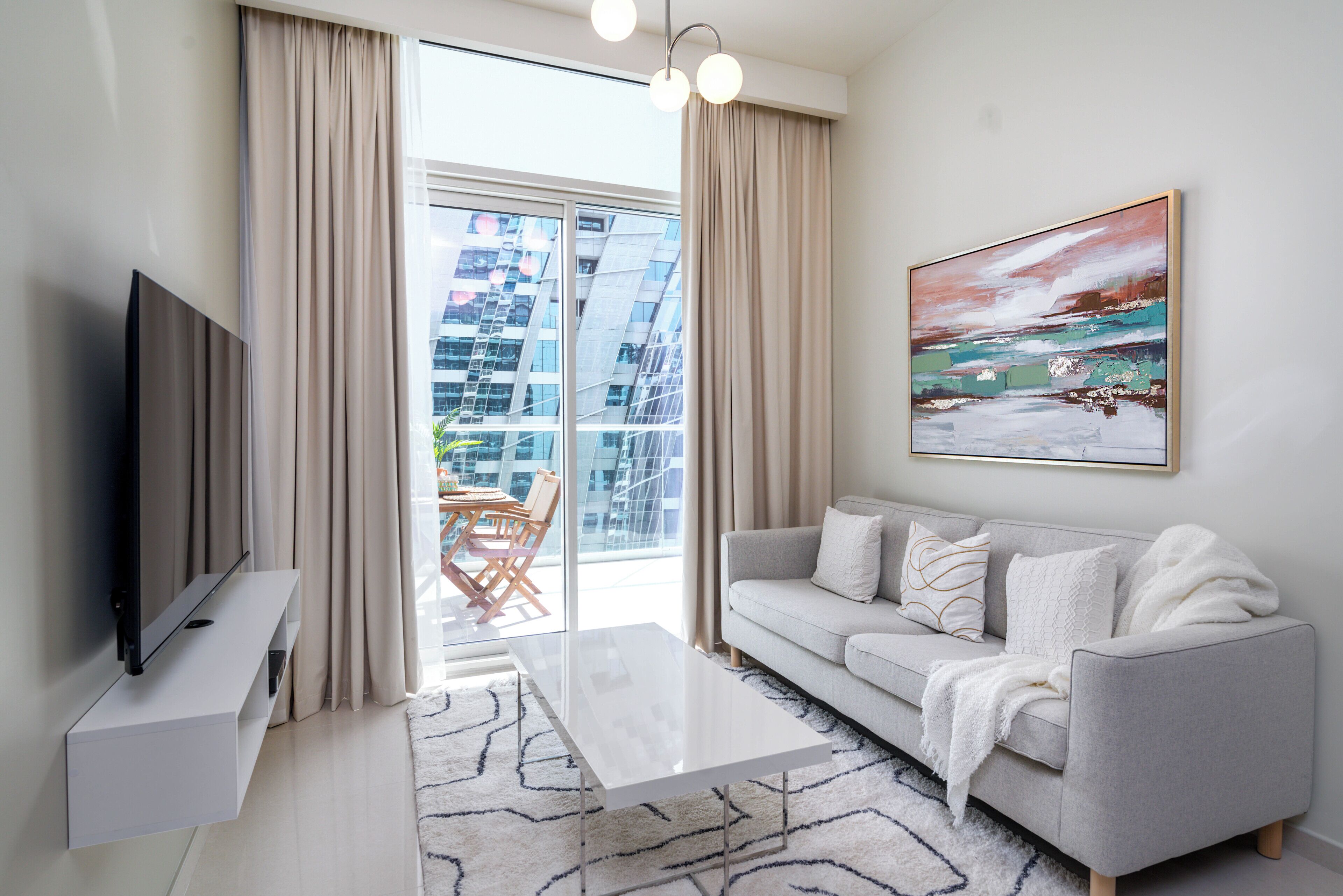 Apartamento elite, 2 quartos, vista para o lago | Área de estar | Smart TV 55 polegadas com canais via satélite, Netflix, Hulu