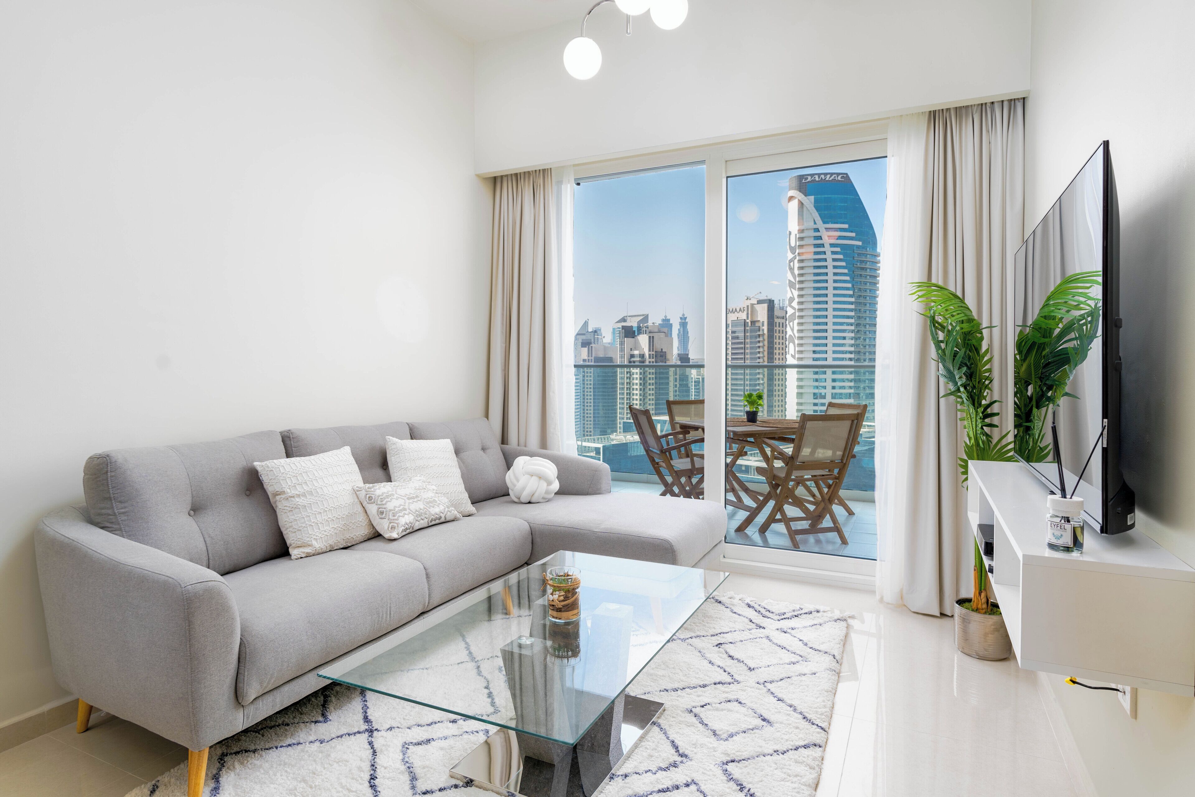 Apartamento panorâmico, 2 quartos, vista para a cidade | Área de estar | Smart TV 55 polegadas com canais via satélite, Netflix, Hulu