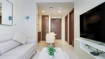 Apartamento urbano, 1 quarto, vista para a cidade | Área de estar | Smart TV 55 polegadas com canais via satélite, Netflix, Hulu