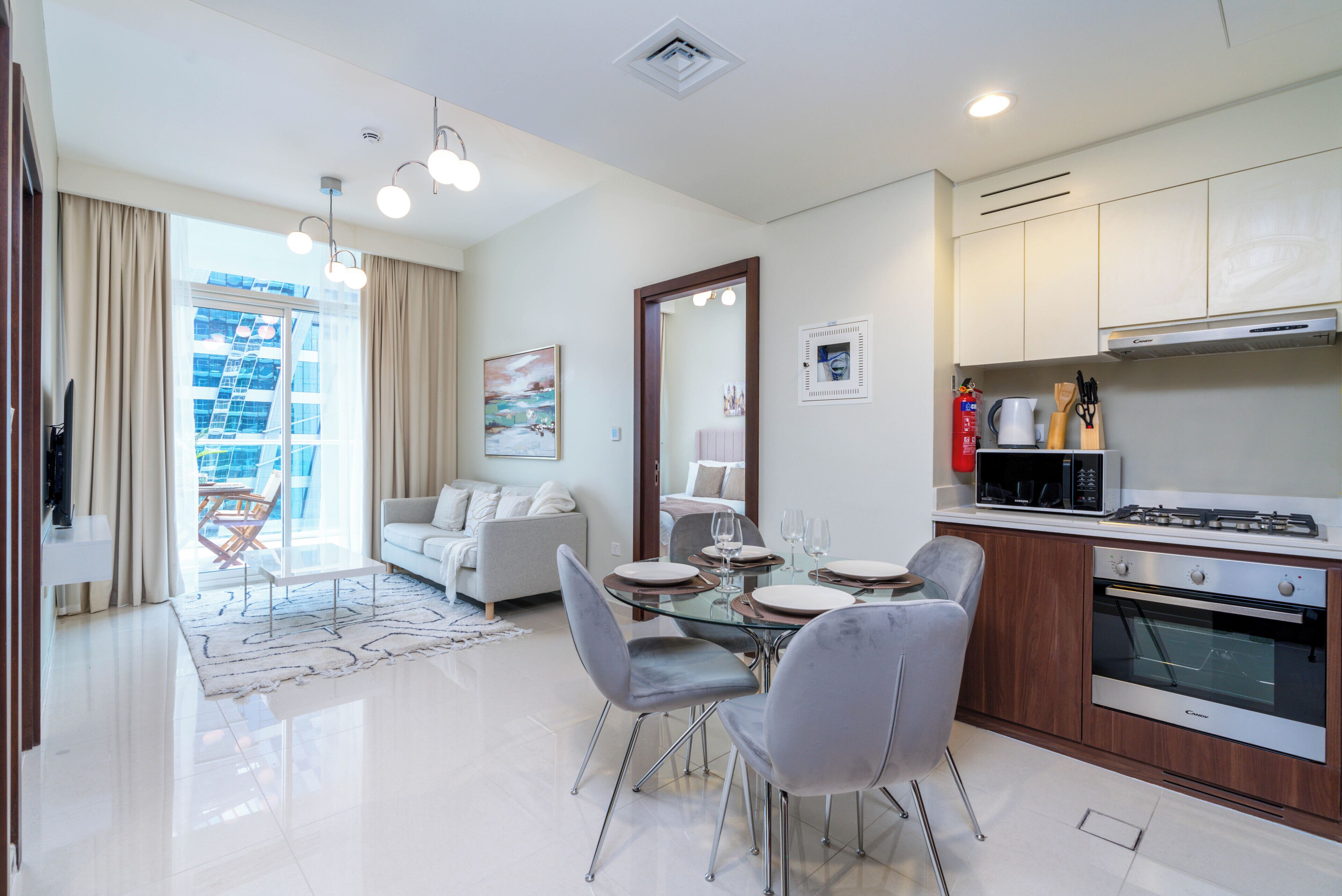 Un appartement moderne comprenant un coin repas, une cuisine et un balcon avec vue.