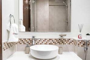 Panoramic-Apartment, 2 Schlafzimmer, Stadtblick | Badezimmer | Dusche, umweltfreundliche Kosmetikartikel, Haartrockner, Handtücher