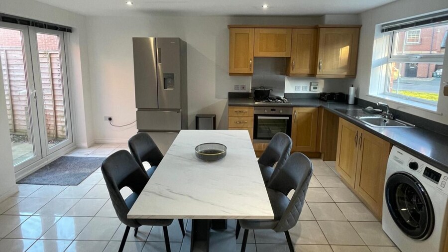 3-bed-sleeps 5 With Garden and Parking